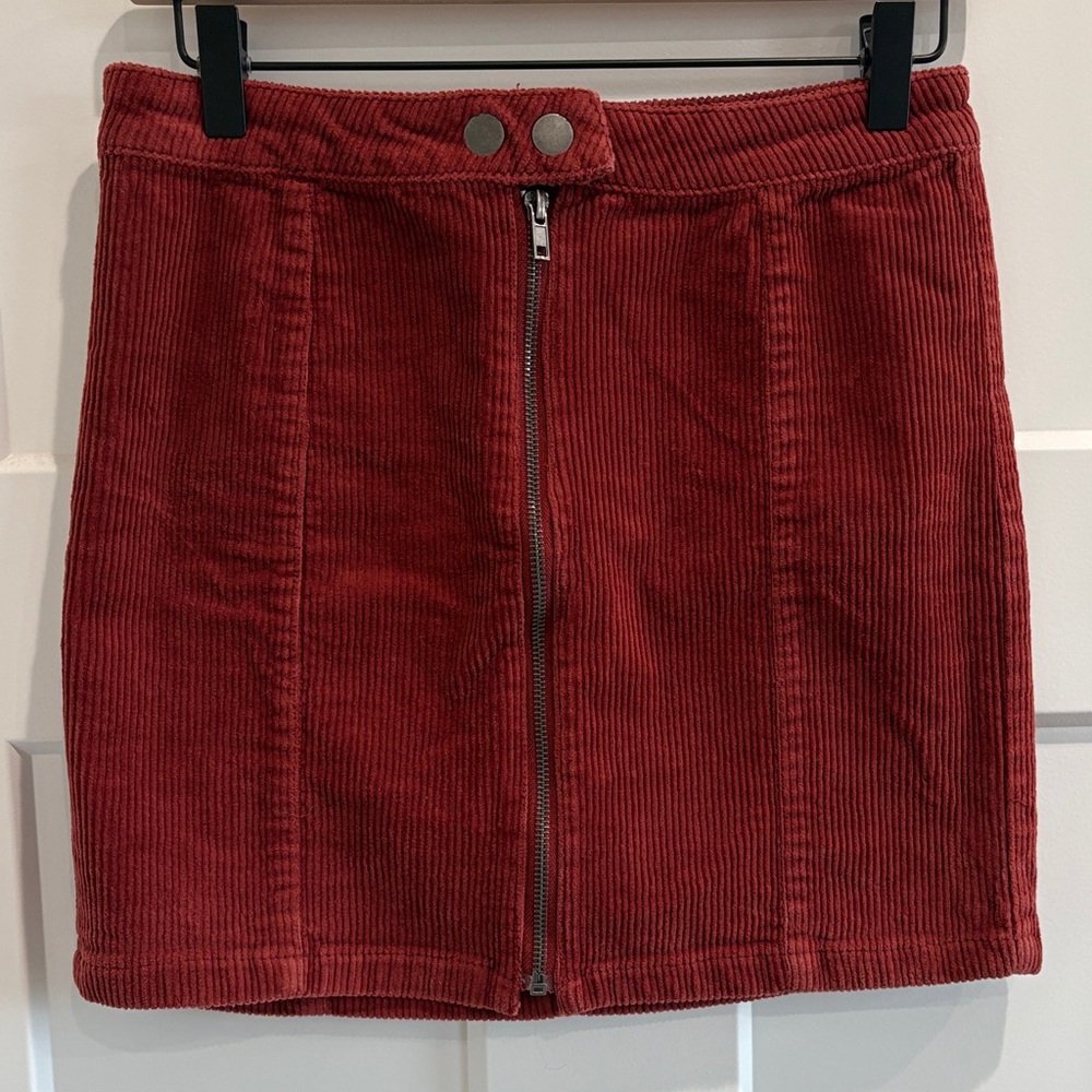 Blue Spice Ribbed Corduroy Front-Zip Mini Skirt in Wine